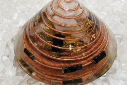 O que são Orgonites e como esses objetos beneficiam a energia ao seu redor?