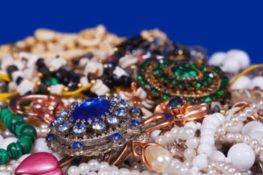 Dicas práticas para limpar bijus e semi-joias