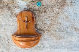 Como usar o Agheasma corretamente, a água Santificada pela Epifania