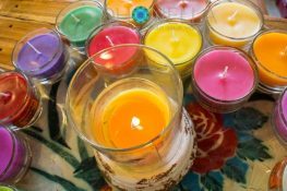 Qual o significado das velas coloridas e como elas ajudam você a realizar seus desejos