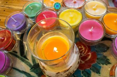 Qual o significado das velas coloridas e como elas ajudam você a realizar seus desejos